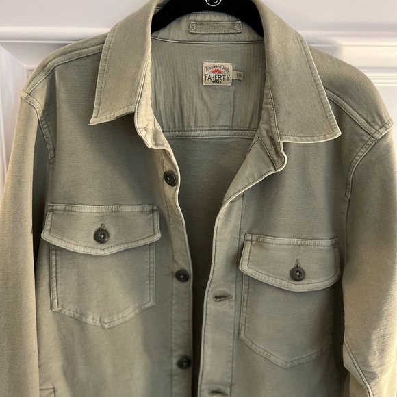 Faherty shirt jacket in sage green in great condition! Size small - Picture 5 of 6